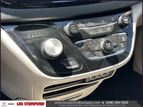 Used 2023 Chrysler Pacifica Touring-L FWD image 32