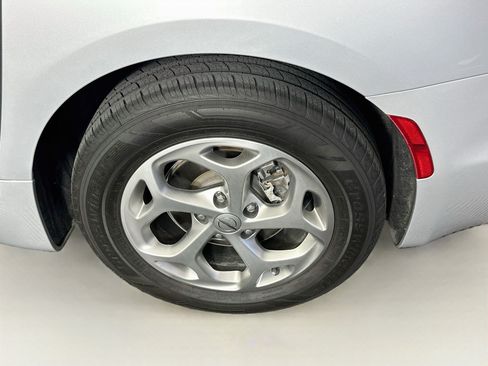 Used 2022 Chrysler Pacifica Limited FWD image 11