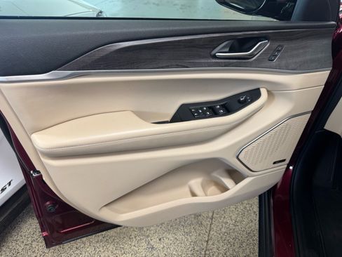 Used 2022 Jeep Grand Cherokee Limited AWD/4WD image 17