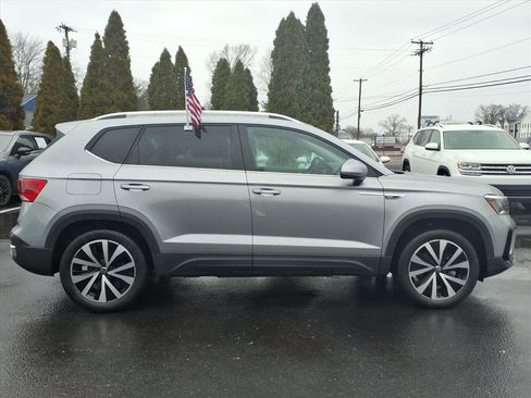 Certified 2023 Volkswagen Taos SE image 2