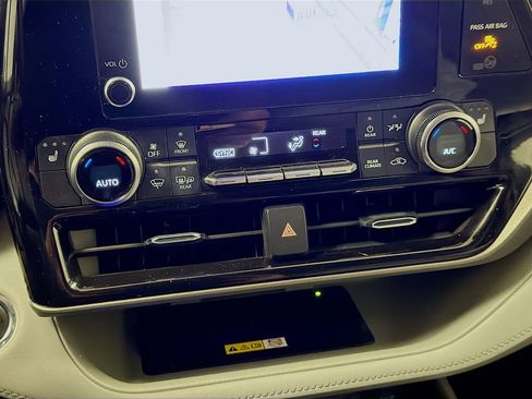Used 2023 Toyota Highlander XLE AWD/4WD image 15