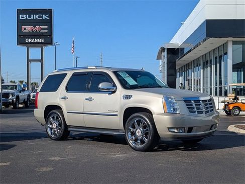 Used 2014 Cadillac Escalade Luxury image 2