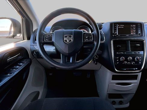 Used 2018 Dodge Grand Caravan SE w/ UConnect Hands-Free Group FWD image 5