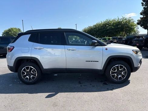 Used 2025 Jeep Compass Trailhawk AWD/4WD image 8