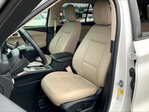 Used 2022 Ford Explorer XLT w/ Equipment Group 202A RWD image 8