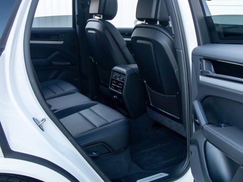 Certified 2024 Porsche Cayenne image 31