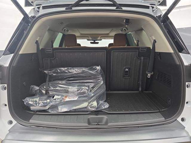 New 2026 Nissan Pathfinder Platinum FWD image 12