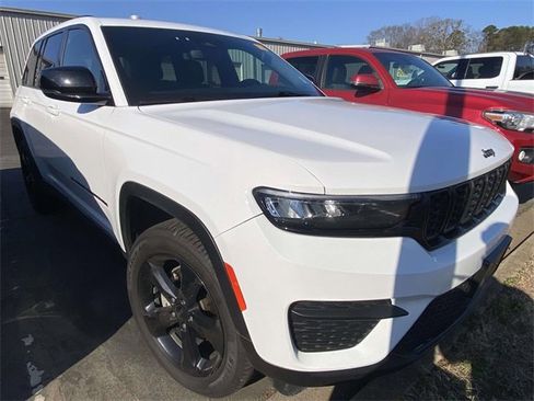 Used 2024 Jeep Grand Cherokee Altitude image 1