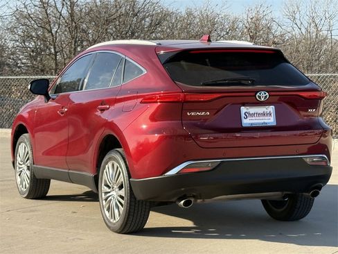 Used 2024 Toyota Venza XLE image 4