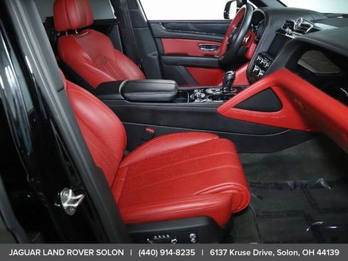 Used 2022 Bentley Bentayga image 29