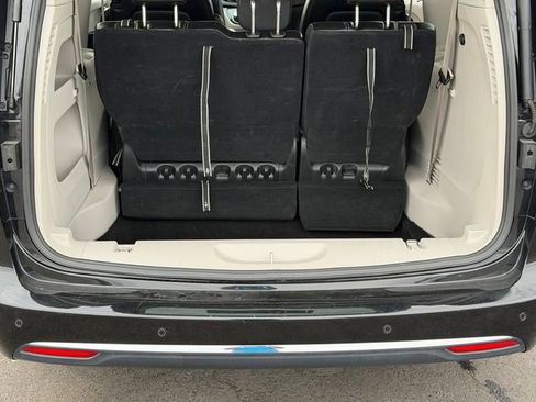 Used 2024 Chrysler Pacifica Touring-L image 4