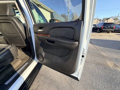 Used 2009 Chevrolet Suburban LTZ image 15