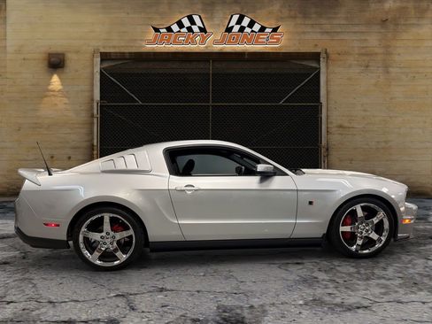 Used 2010 Ford Mustang GT Premium image 11