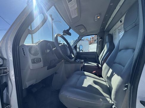 Used 2022 Ford E-350 and Econoline 350 Super Duty image 10