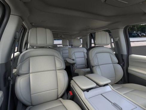 New 2026 Lincoln Navigator Premiere AWD/4WD image 11