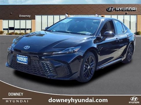 Used 2025 Toyota Camry SE image 1
