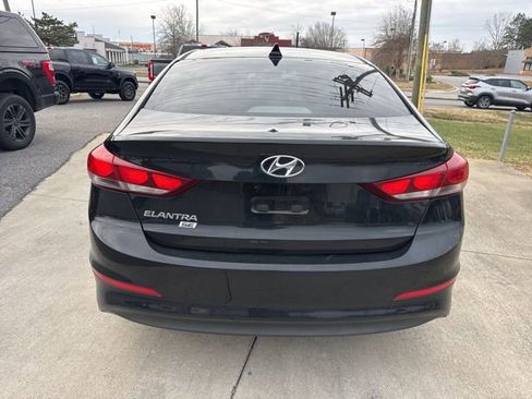 Used 2017 Hyundai Elantra SE image 9