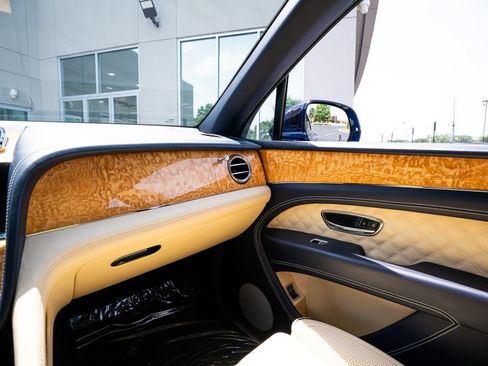 Used 2022 Bentley Bentayga AWD/4WD image 47