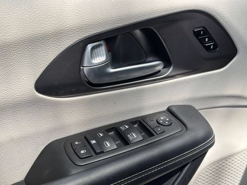 Used 2024 Chrysler Pacifica Touring-L FWD image 15
