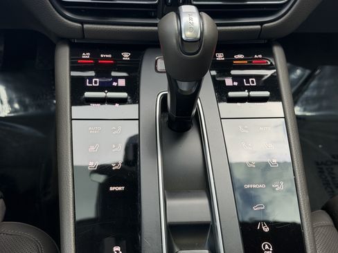 Certified 2023 Porsche Macan AWD/4WD image 32