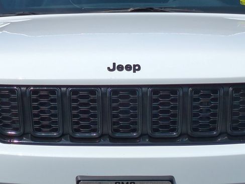 Used 2024 Jeep Grand Cherokee Altitude AWD/4WD image 46