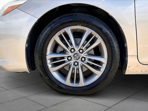 Used 2016 Toyota Camry SE image 11