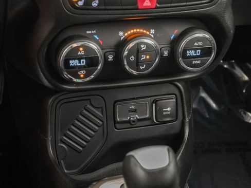 Used 2016 Jeep Renegade Limited FWD image 17