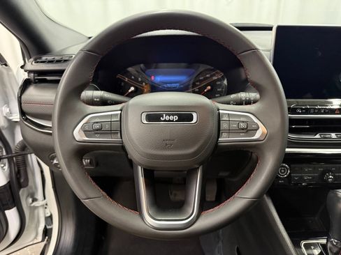 Used 2025 Jeep Compass Trailhawk AWD/4WD image 12