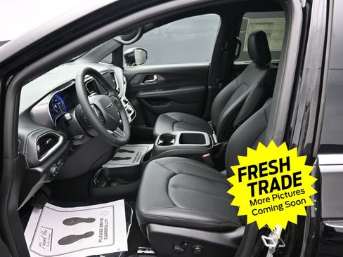 Used 2025 Chrysler Pacifica Select w/ Uconnect Theater Family Group image 21