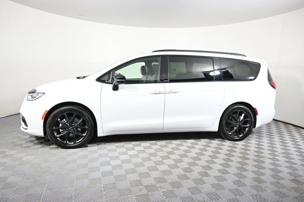 Used 2025 Chrysler Pacifica Limited FWD image 2