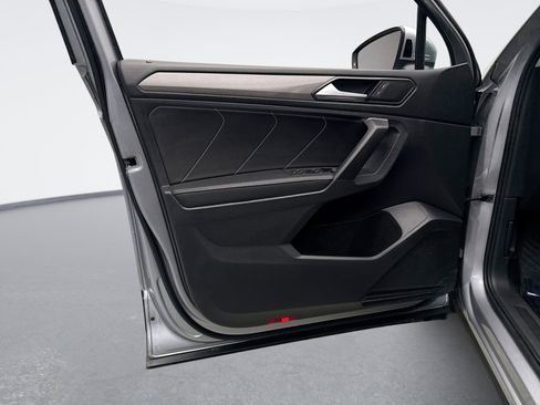 Used 2023 Volkswagen Tiguan SE image 9