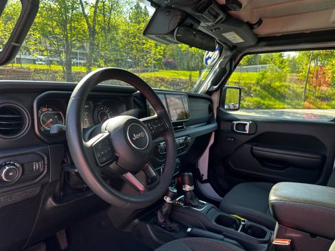 Used 2024 Jeep Wrangler Unlimited Rubicon AWD/4WD image 25