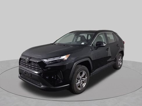 Used 2025 Toyota RAV4 XLE AWD/4WD image 2