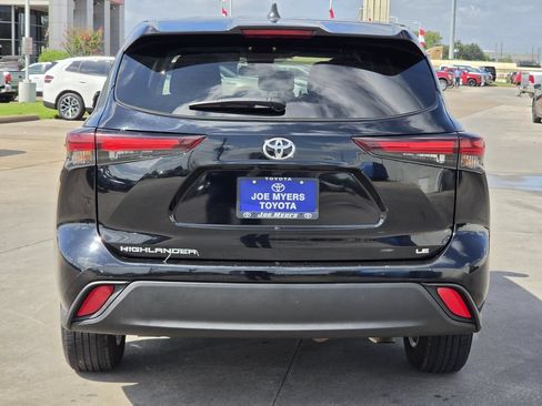 Used 2024 Toyota Highlander LE FWD image 8