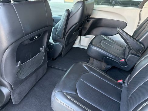 Used 2023 Chrysler Pacifica Touring-L FWD image 13