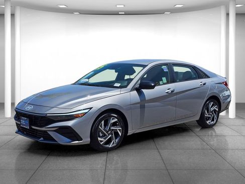 Certified 2025 Hyundai Elantra Sport FWD image 3