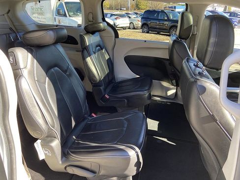 Used 2018 Chrysler Pacifica Limited image 19