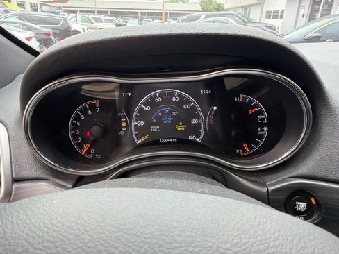 Used 2019 Jeep Grand Cherokee Laredo AWD/4WD image 3