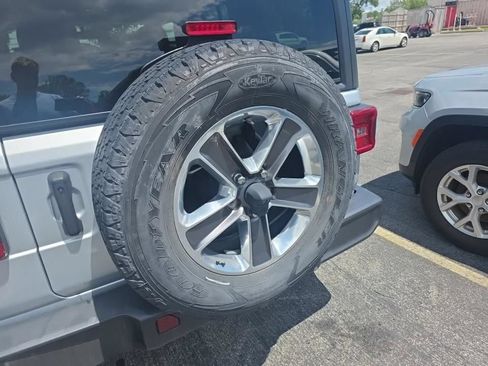 Used 2022 Jeep Wrangler Unlimited Sahara w/ LED Lighting Group AWD/4WD image 9