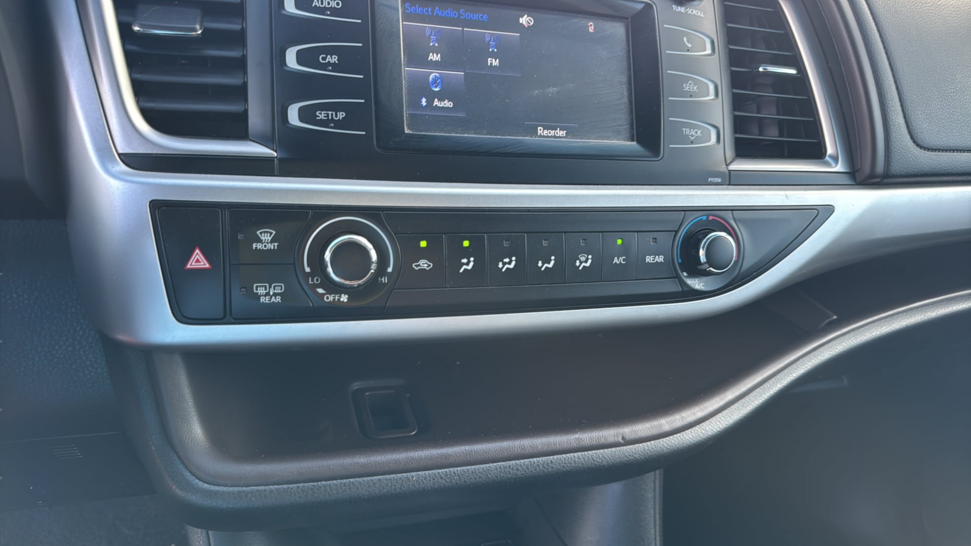 Used 2017 Toyota Highlander LE FWD image 28
