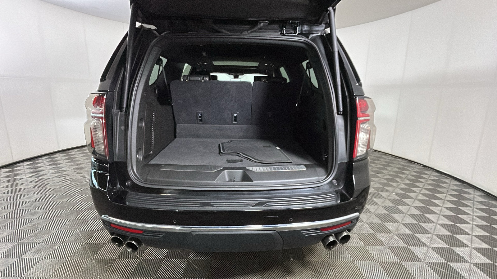 Used 2021 Chevrolet Suburban Premier w/ Premium Package RWD image 31