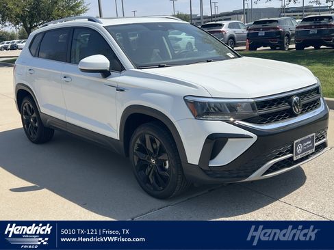 Certified 2024 Volkswagen Taos SE w/ Panoramic Sunroof Package image 1