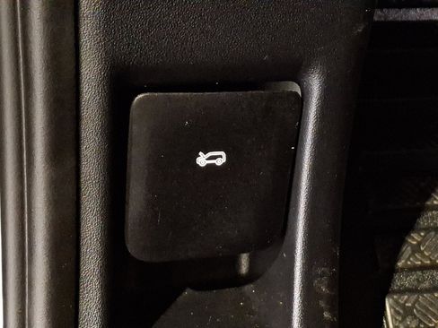 Used 2021 Land Rover Defender 110 SE image 28