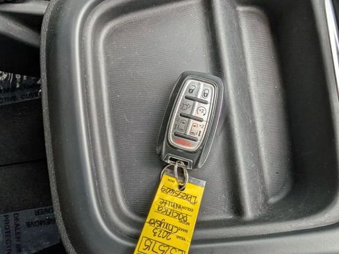 Used 2023 Chrysler Pacifica Touring image 27