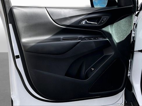 Used 2018 Chevrolet Equinox LT image 16