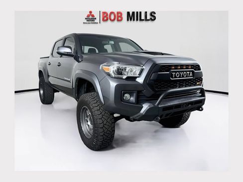 Used 2017 Toyota Tacoma TRD Sport w/ Tow Package (A/T) AWD/4WD image 1