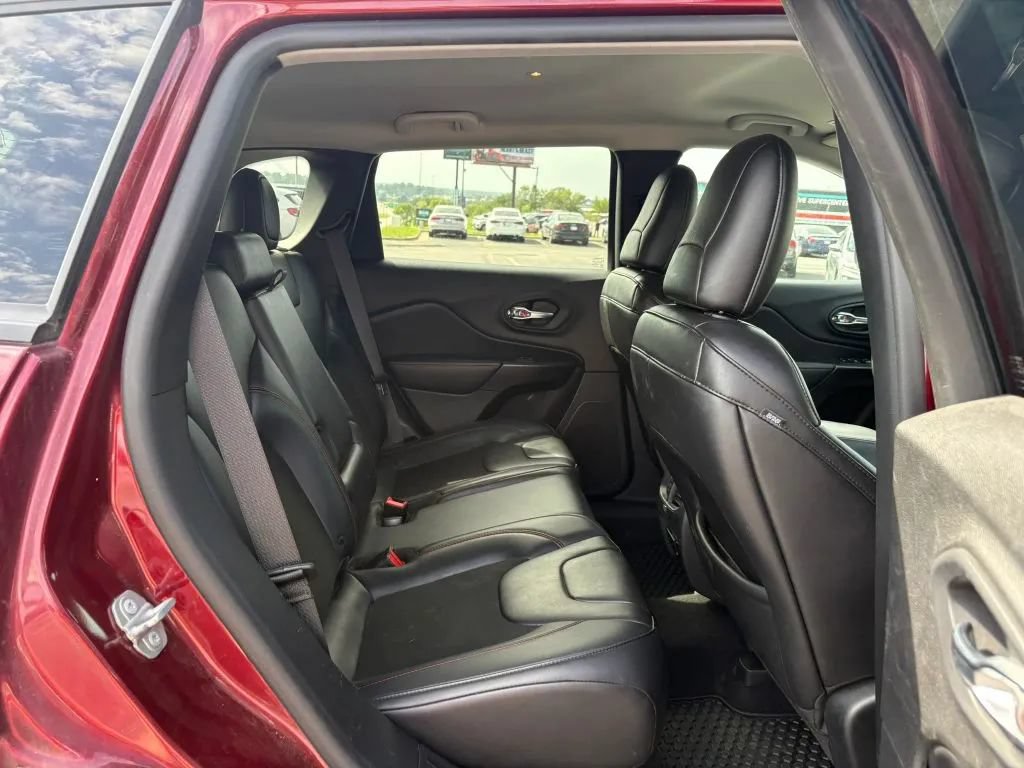 Used 2019 Jeep Cherokee Trailhawk w/ Cold Weather Group AWD/4WD image 18