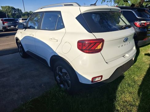 Used 2025 Hyundai Venue SEL FWD image 4