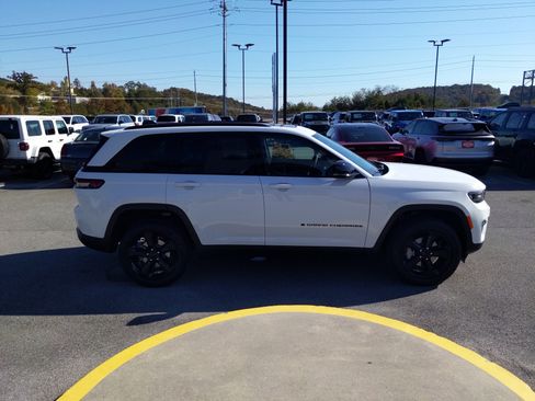 New 2025 Jeep Grand Cherokee Limited w/ Black Appearance Package image 5