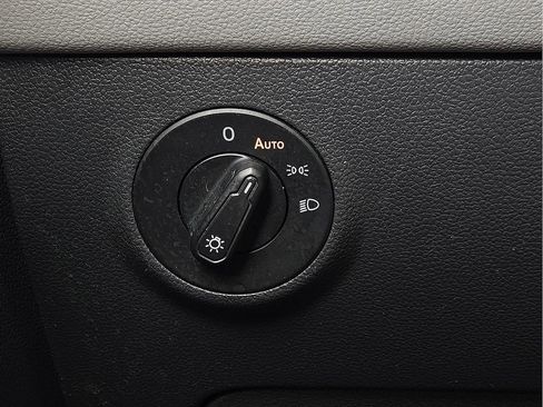 Used 2024 Volkswagen Taos SE image 18